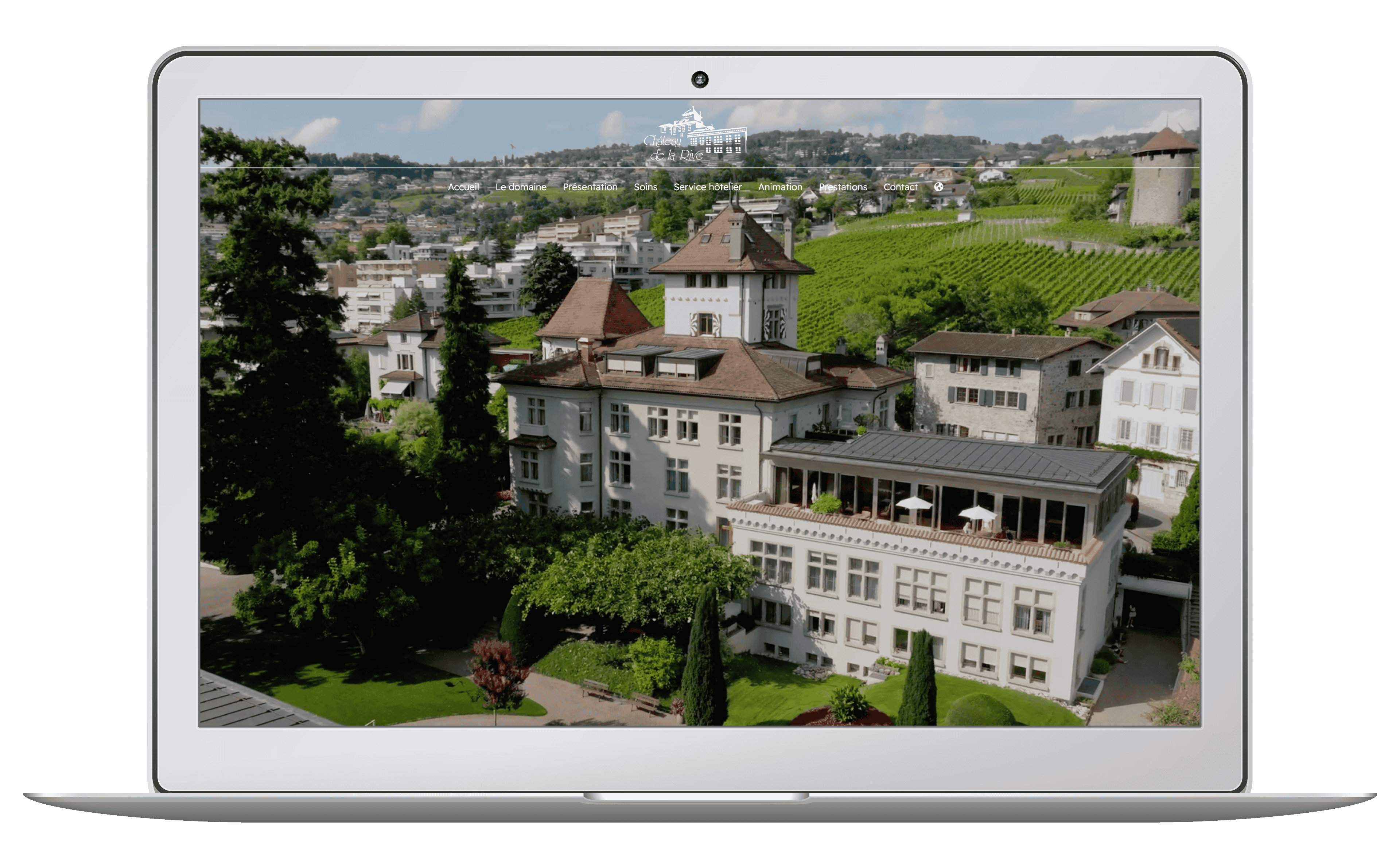 Création du site EMS Château de la Rive, page d’accueil présentée sur un laptop – Agence Idealcom